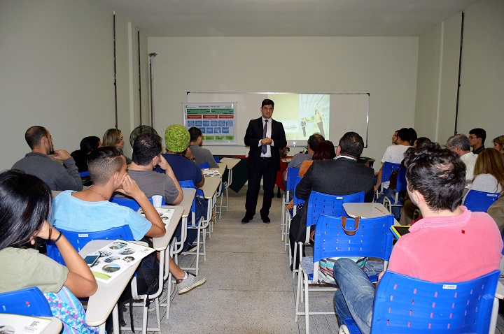 Marcus Flávio Lenza fala à frente dos participantes em uma sala de aula