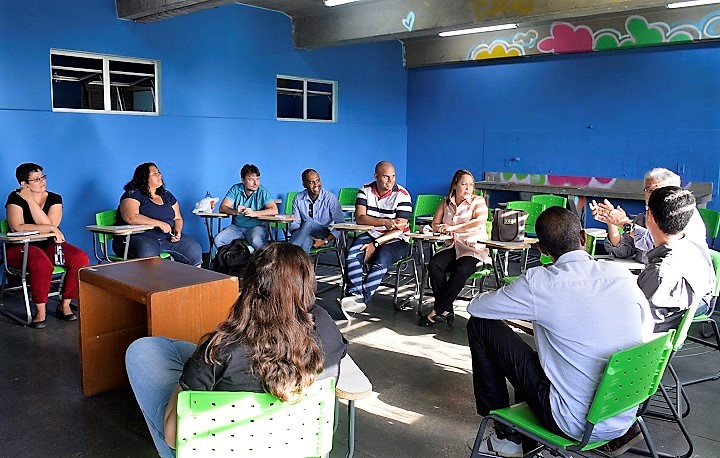 Participantes do fórum em São João de Meriti debatem, sentados em círculo