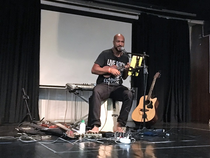 Professor Samuel, no palco, tocando vários instrumentos