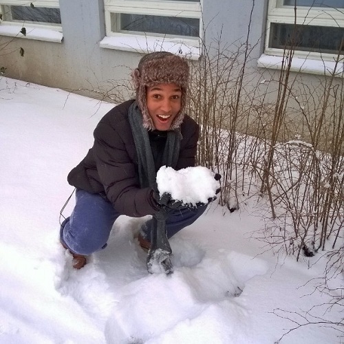 Thierno emocionado pega a neve antes que ela vire água