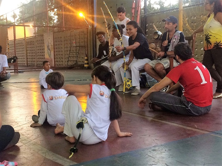 Crianças participando da oficina de capoeira