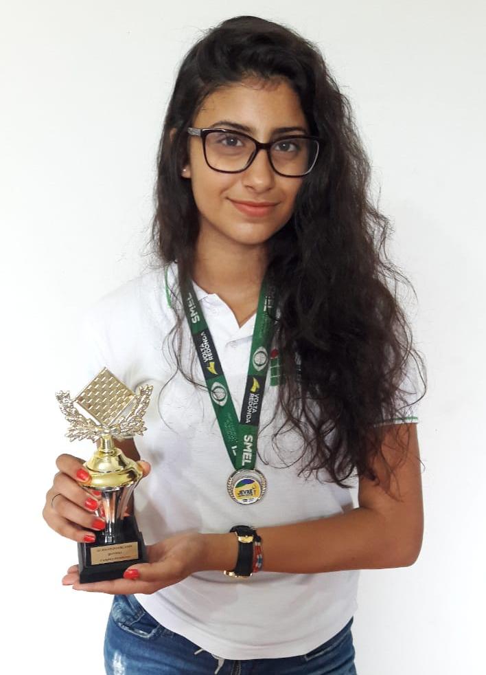 Natália Canciano com troféu do torneio de xadrez