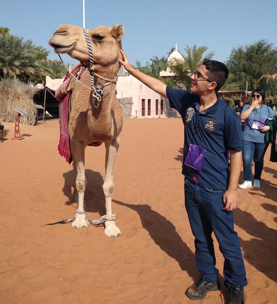 aluno e um camelo na foto