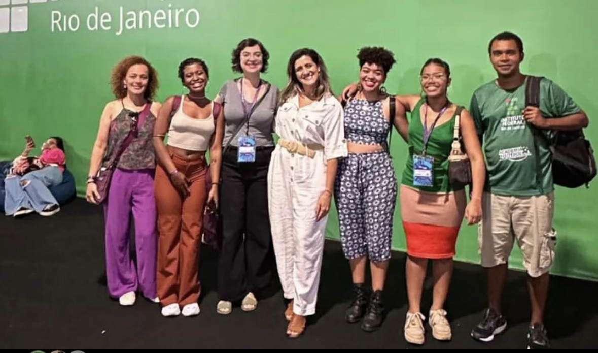 Servidoras de Niteroi posam em frente a uma parede no Rio Innovation
