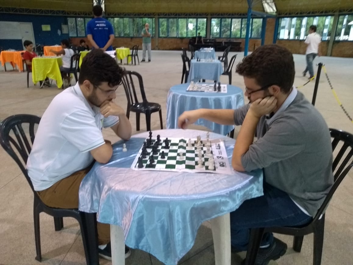 Competidores jogam uma partida de xadrez durante o torneio
