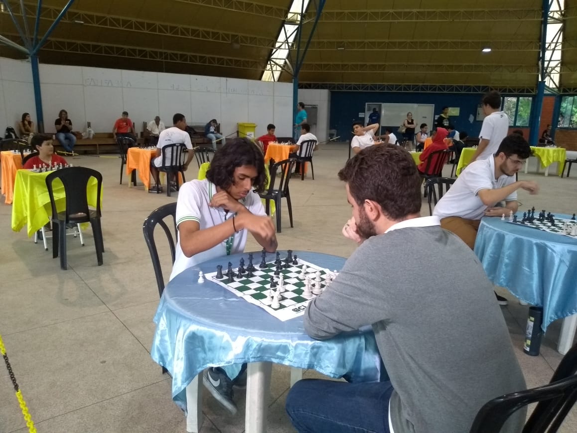Competidores jogam uma partida de xadrez durante o torneio