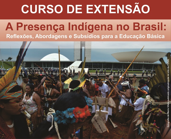 Foto de uma manifestação indígena na frente do Senado Brasileiro, com a frase: “Curso de Extensão. A Presença Indígena no Brasil: Reflexões, Abordagens e Subsídios para a Educação Básica”