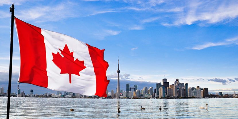 foto da cidade no Canadá, com uma bandeira do Canadá voando 