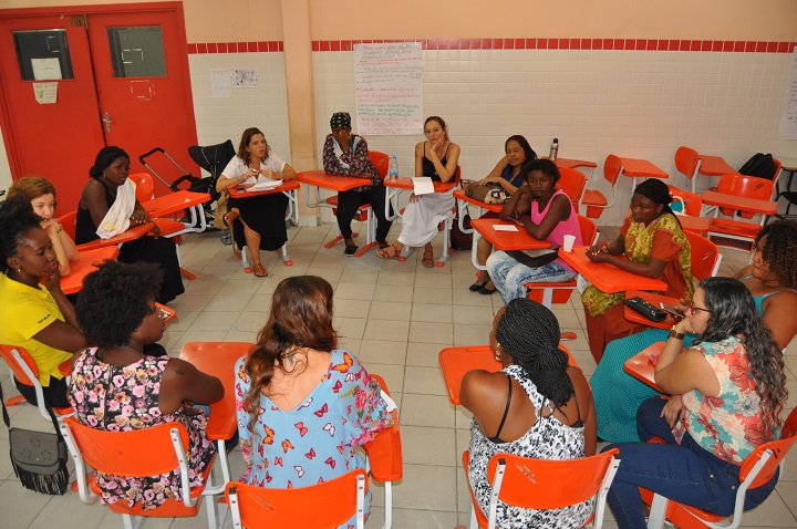 refugiados e servidores numa roda de conversa dentro de uma sala do campus Duque de Caxias
