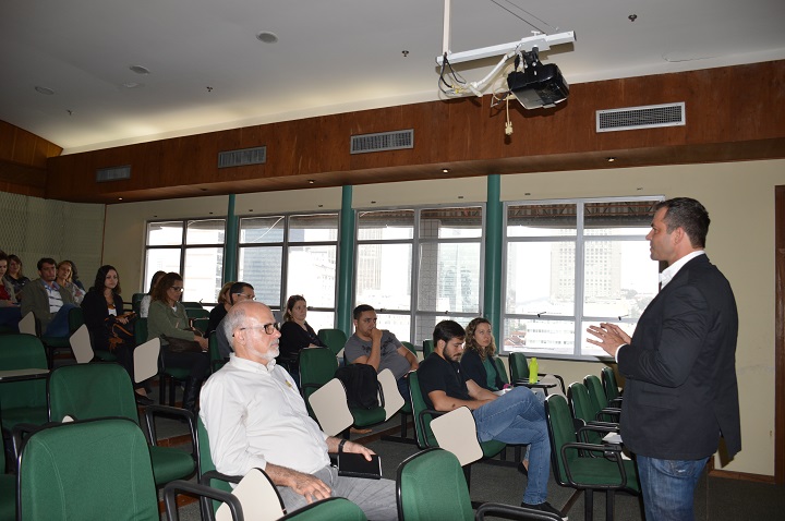 Um grupo de pessoas assistindo a palestra do planejamento estratégico em uma sala de aula
