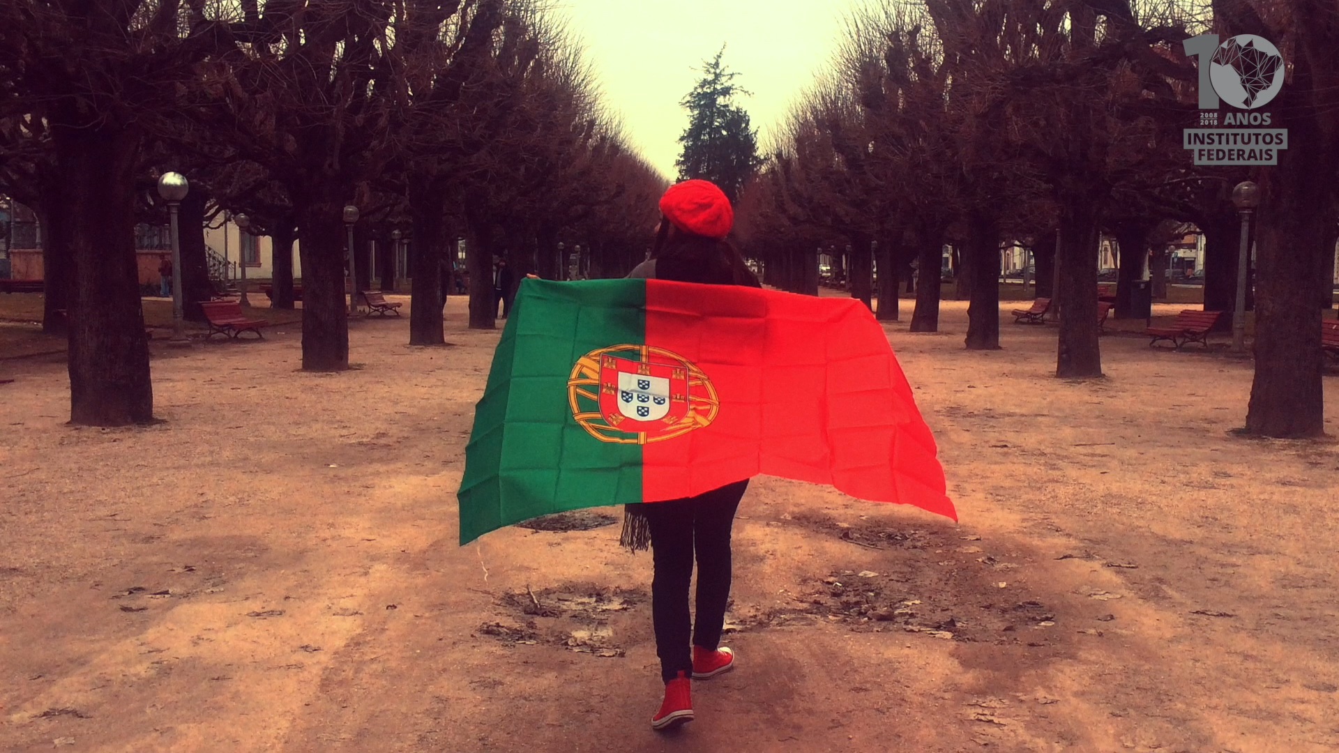 Estudante carrega bandeira de Portugal às costas