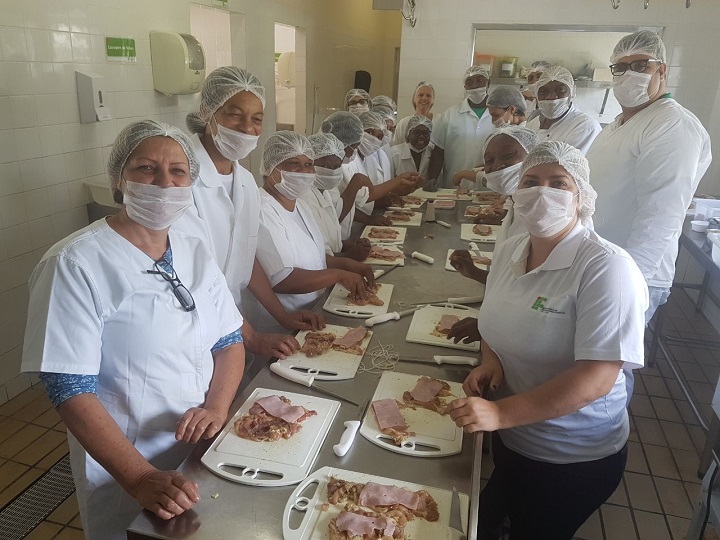 Desossa de frango feita por donas de casa, produtores rurais e egressos do campus Pinheiral 