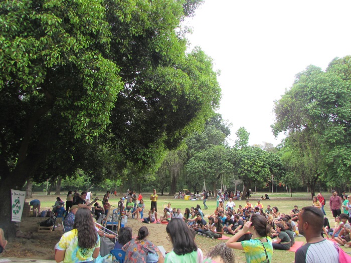 dezenas de alunos sentados na grama