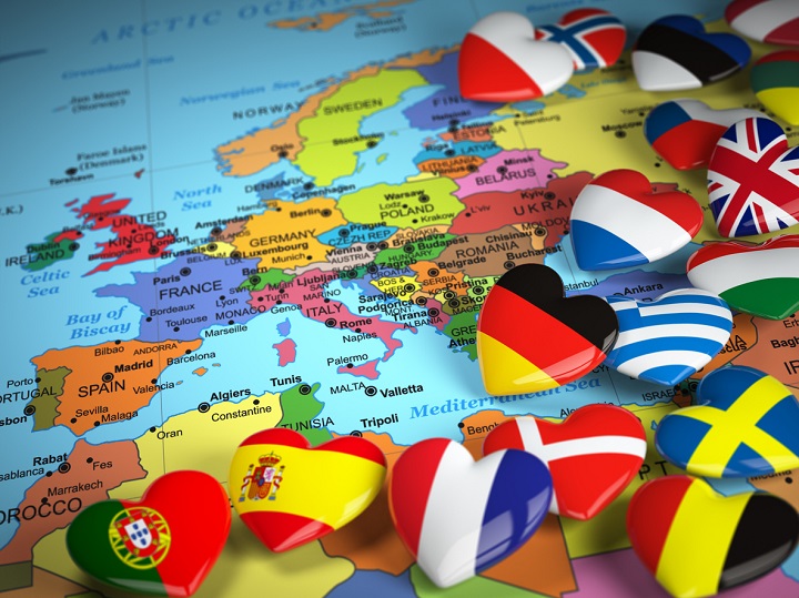 Mapa da Europa com vários corações estampados com bandeiras de países europeus