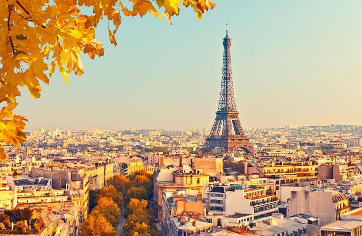 Cidade de Paris vista do alto, com Torre Eiffel ao fundo