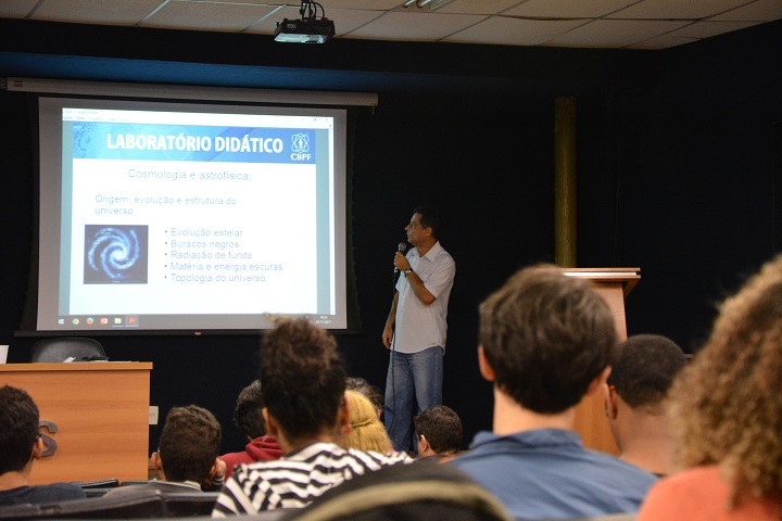 palestrante falando sobre o tema no auditório do campus Nilópolis 