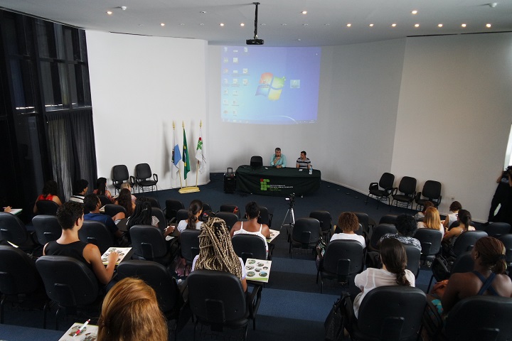 Diretor de Implantação e Diretor de Ensino do campus Niterói sentados à mesa de abertura falam aos alunos no auditório 