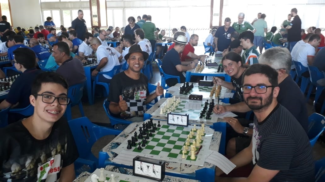 equipe IFRJ-CHESS sentada para disputa do campeonato de xadrex